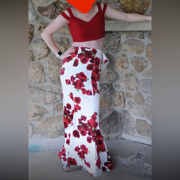 Red and white formal two-piece - Picture 4 of 4